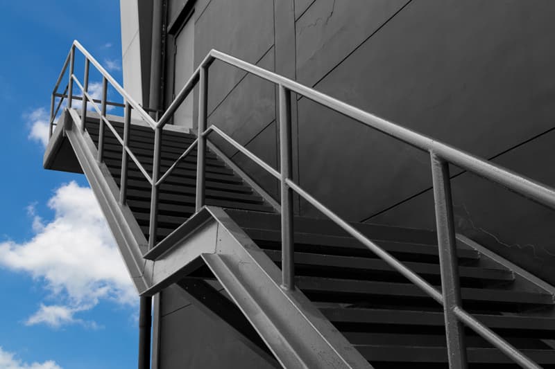 Escalera metálica exterior en Pontevedra